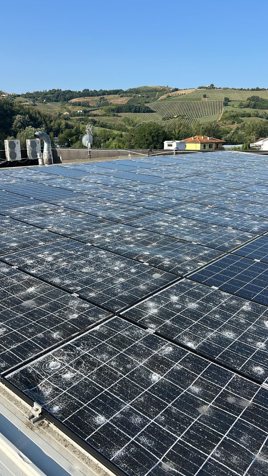 Moduli fotovoltaici di un capannone industriale a San Benedetto del Tronto danneggiati dalla grandine del 21 luglio 2026