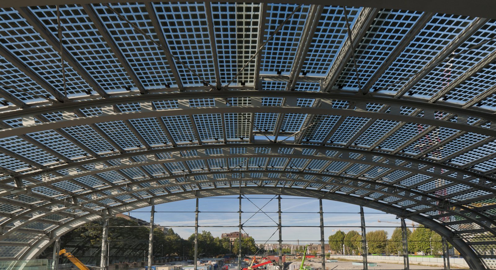 Pensilina fotovoltaica industriale a copertura curva