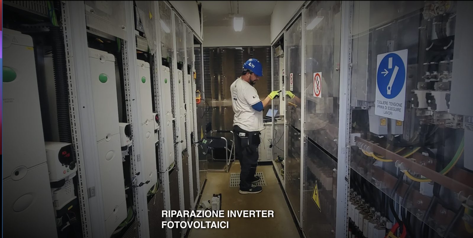 Tecnico STI Repair durante la riparazione on-site di inverter fotovoltaici
