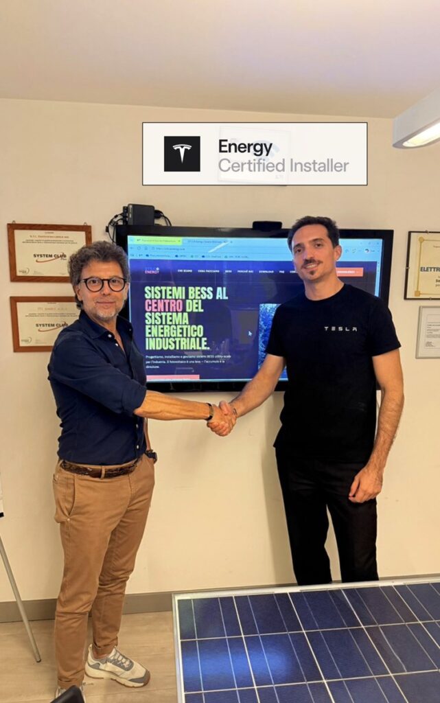 Stefano Piunti di STILCA Energy e Luca Ressel di Tesla si stringono la mano con il badge Tesla Energy Certified Installer