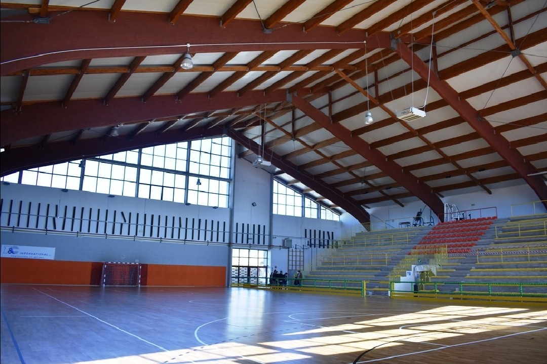 L'interno del Palazzetto di Colle Gioioso a Monteprandone: parquet, travi in legno e la gradinata dove si giocano le gare interne della Cento Volley