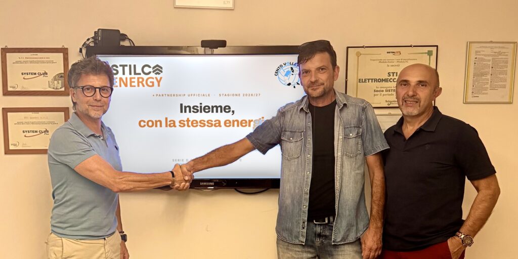 La firma dell'accordo di sponsorizzazione fra STILCA Energy e la A.S.D. Cento Volley, 7 agosto 2026, davanti al monitor con la frase Insieme, con la stessa energia