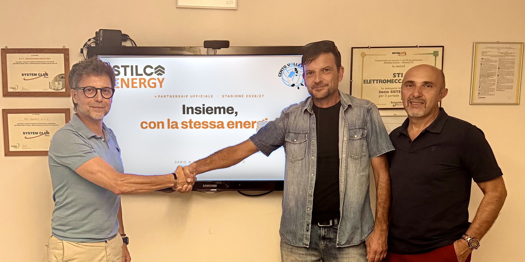 La firma dell'accordo di sponsorizzazione fra STILCA Energy e la A.S.D. Cento Volley, 7 agosto 2026, davanti al monitor con la frase Insieme, con la stessa energia