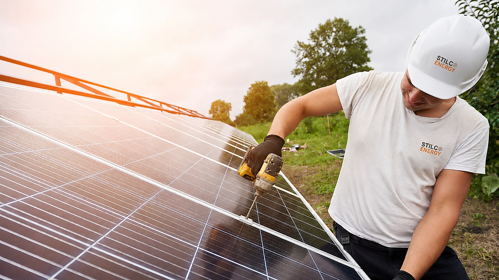 Tecnico STILCA Energy monta un modulo fotovoltaico: dal 3 agosto 2026 l'obbligo fotovoltaico vale su nuove costruzioni e ristrutturazioni