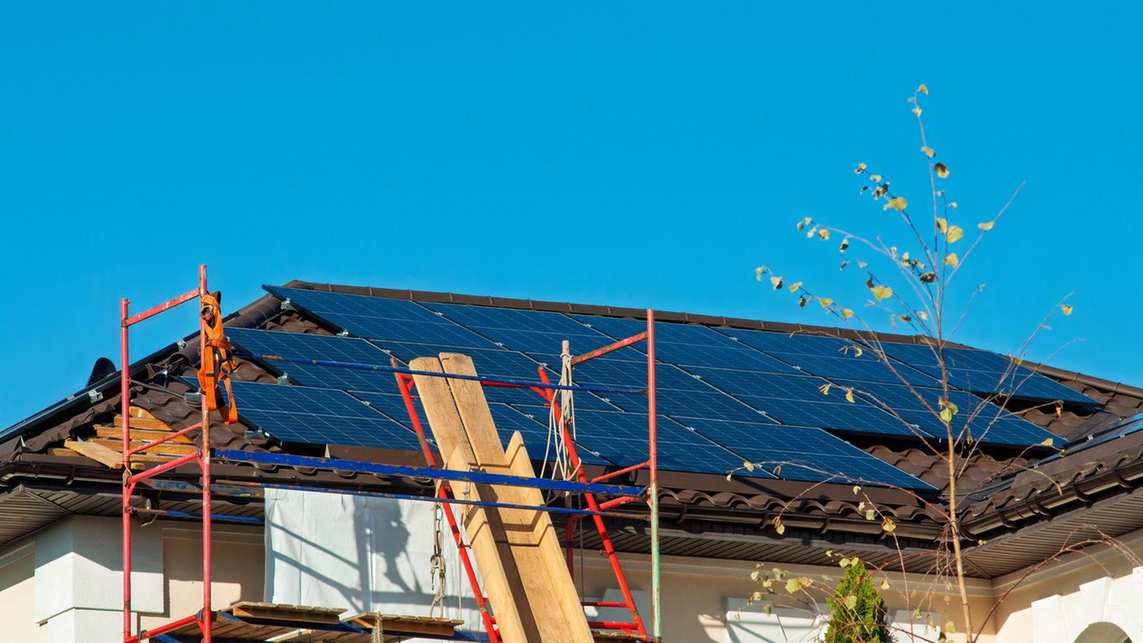 Installazione di moduli fotovoltaici complanari su un tetto a falda, come richiesto per assolvere l'obbligo di potenza
