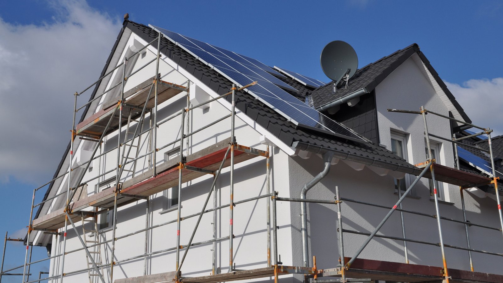 Abitazione in ristrutturazione con ponteggi e cappotto termico e impianto fotovoltaico sul tetto, soggetta all'obbligo dal 3 agosto 2026