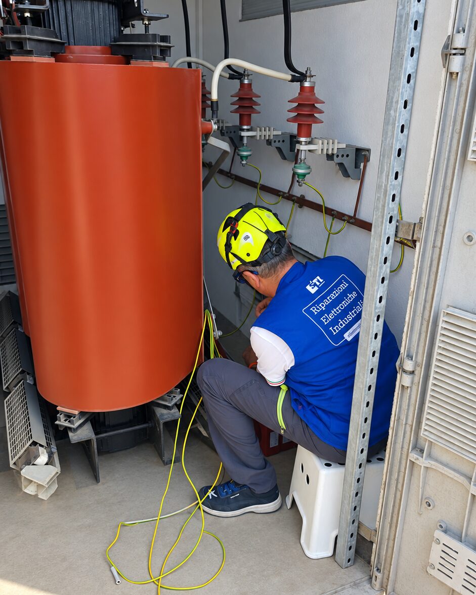 Tecnico STI Repair al lavoro in cabina di trasformazione di media tensione durante l'adeguamento CCI