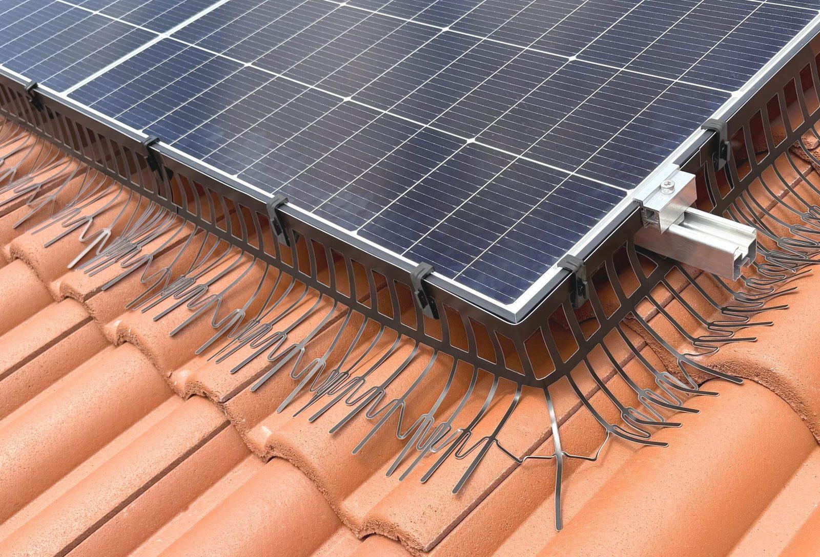 Barriera anti-piccioni metallica lungo il perimetro di un impianto fotovoltaico su tetto in coppi