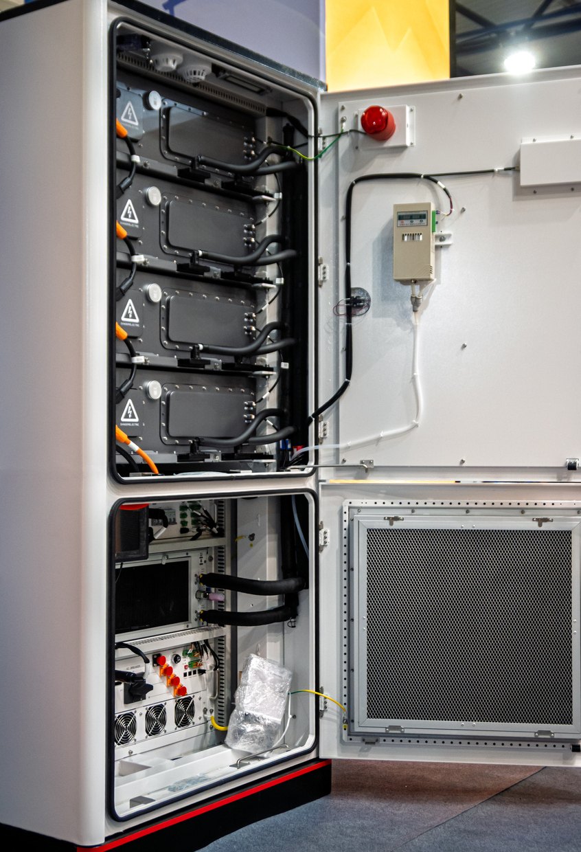 Armadio aperto con moduli batteria a rack per accumulo commerciale