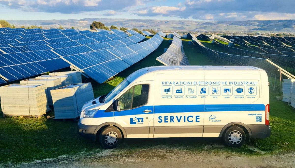 Furgone dell'assistenza tecnica in un grande impianto fotovoltaico a terra