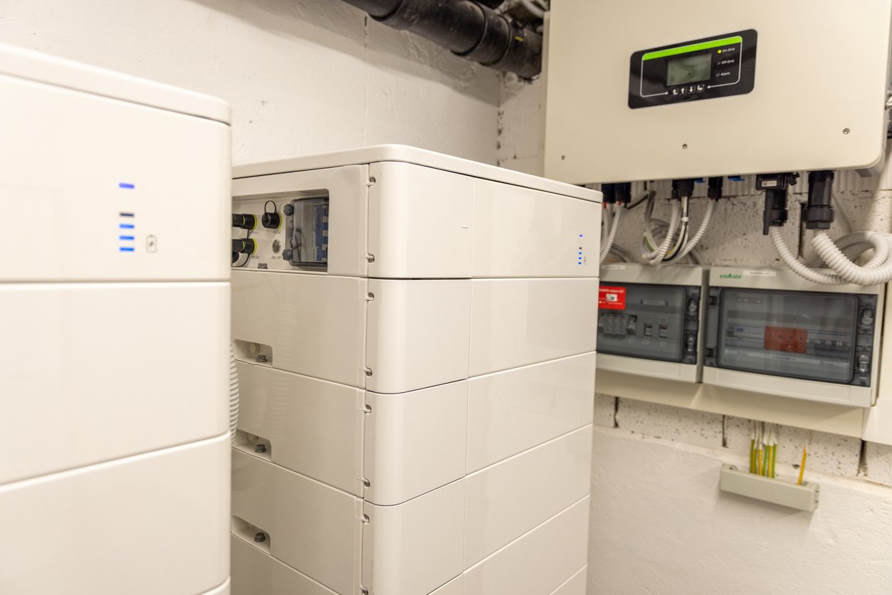 Batteria di accumulo modulare a colonna con inverter ibrido e quadro di protezione