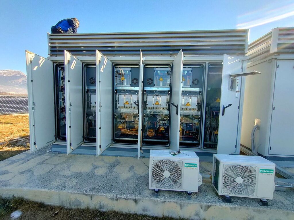 Cabina con inverter centralizzati di un impianto fotovoltaico a terra