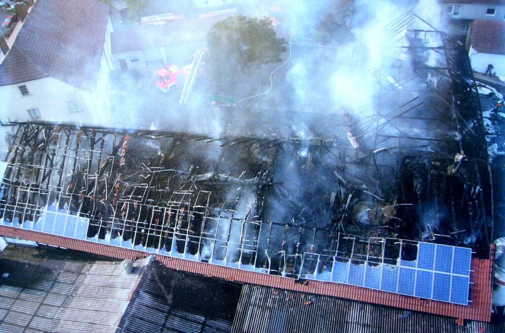 Copertura con impianto fotovoltaico danneggiato da un incendio