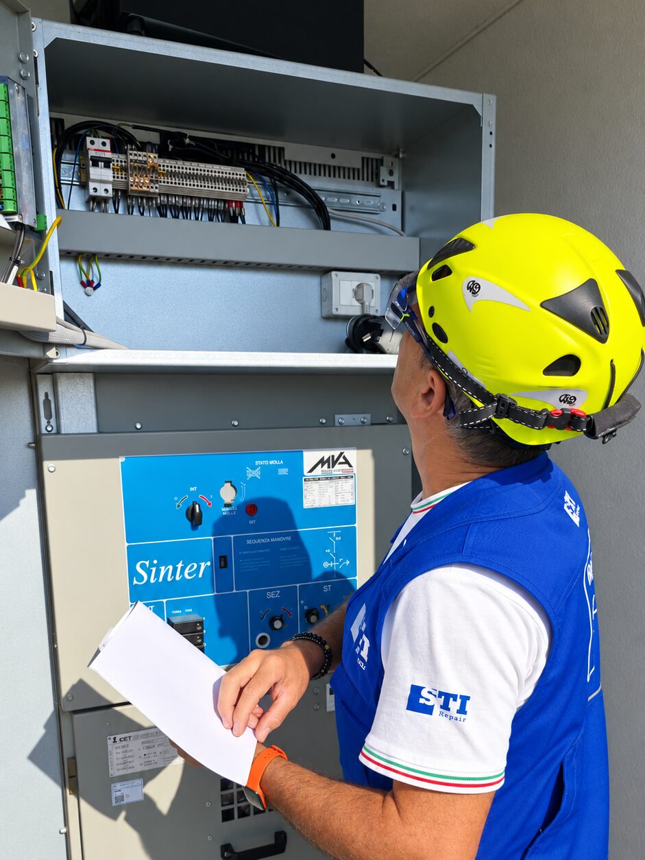 Tecnico STI Repair esegue il check-up di un inverter fotovoltaico centralizzato prima dell'integrazione del CCI