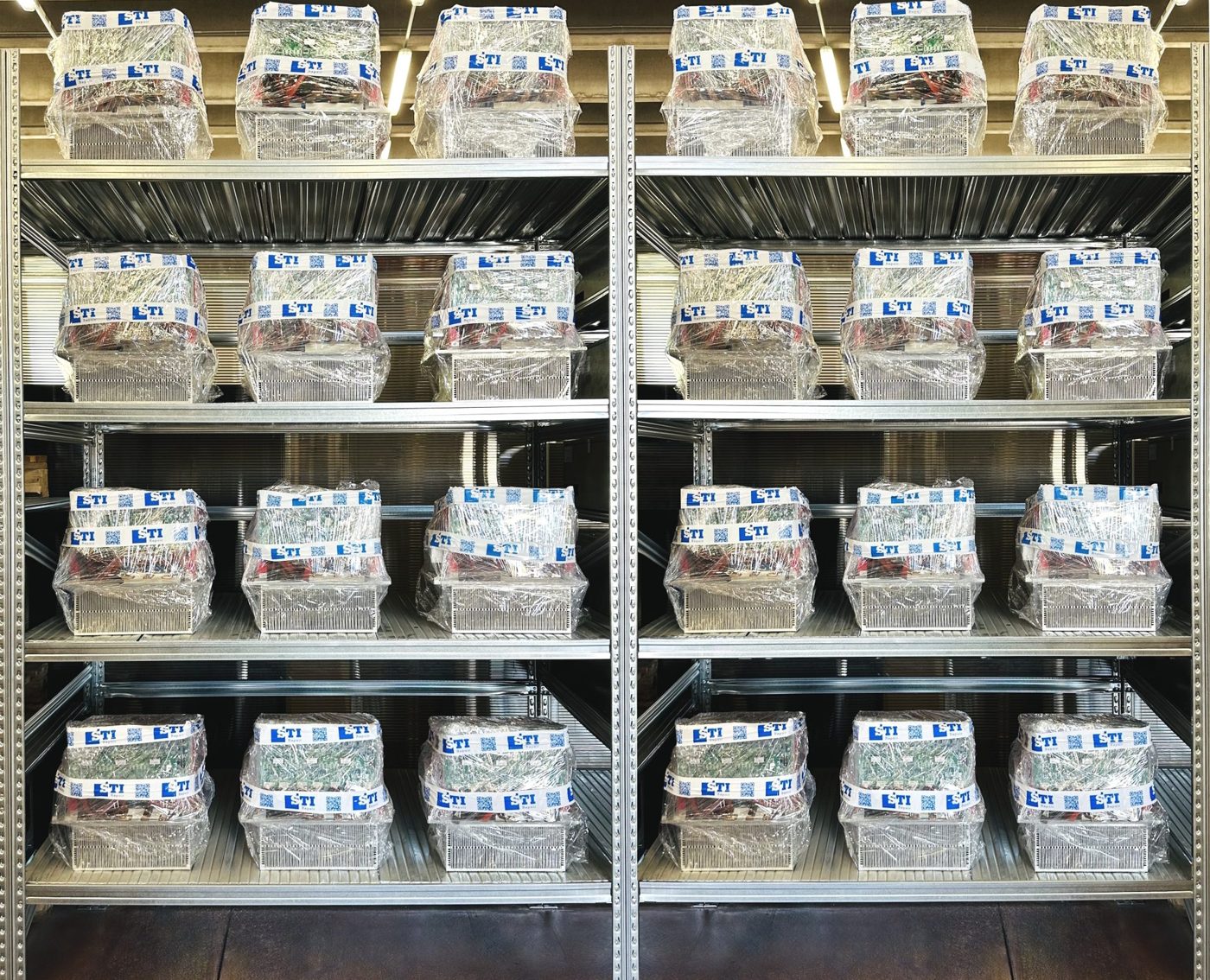 Scaffali con stack di potenza di inverter fotovoltaici rigenerati e imballati, pronti come ricambi: economia circolare nel fotovoltaico
