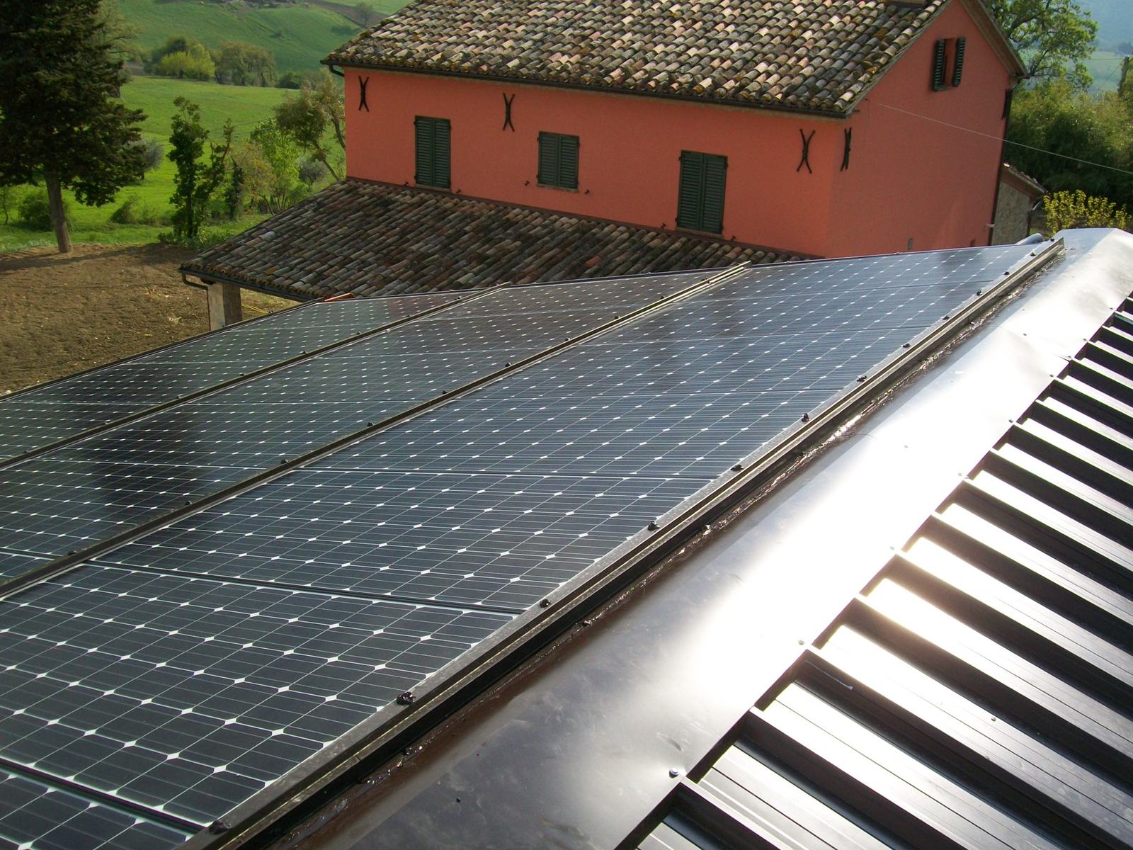 Casa di campagna con impianto fotovoltaico su tetto in coppi