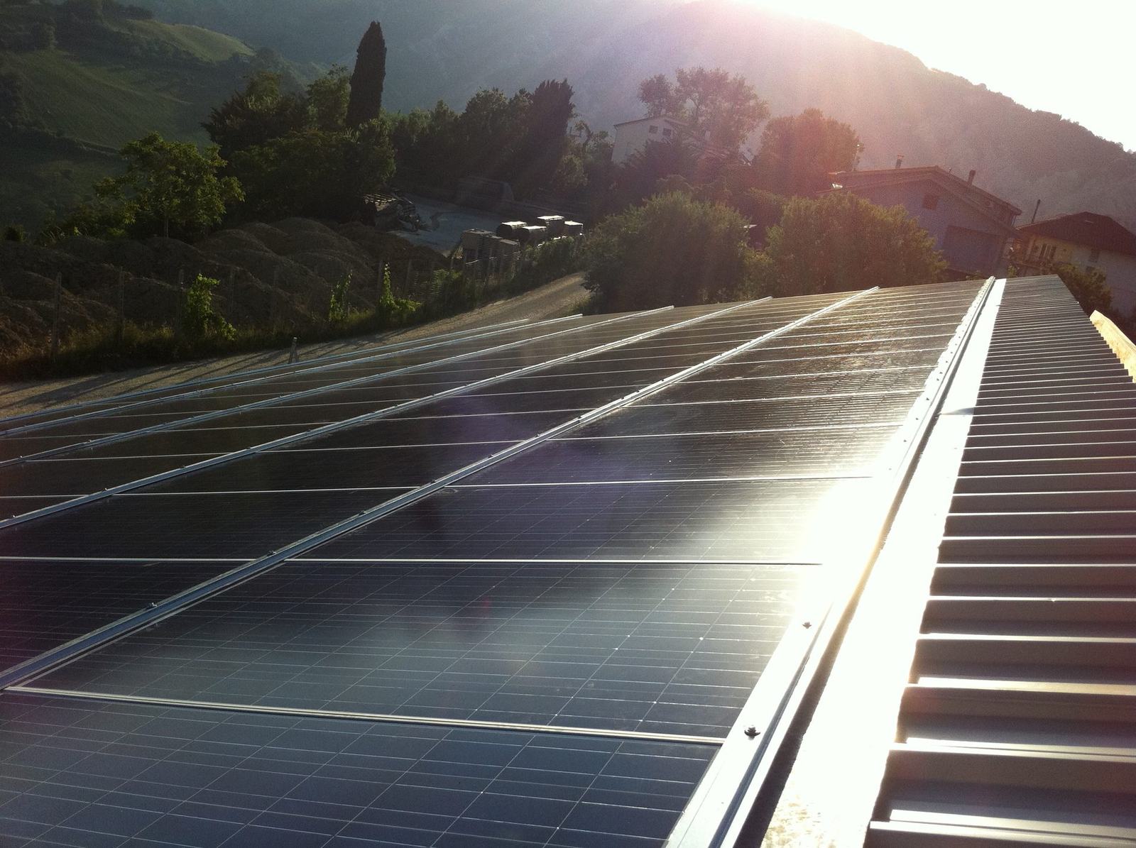 Impianto fotovoltaico residenziale al tramonto