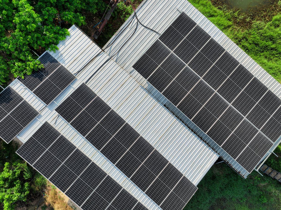Impianto fotovoltaico su copertura in lamiera vista dal drone