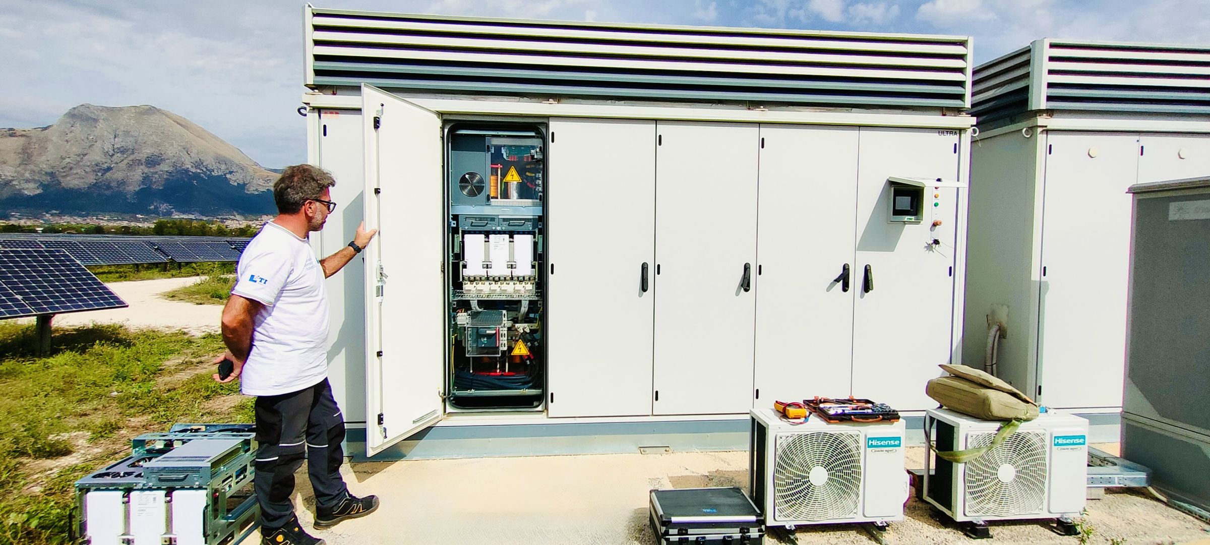 Installatori CCI: tecnico STI Repair apre un inverter fotovoltaico centralizzato in un impianto a terra, prima dell'installazione del Controllore Centrale di Impianto