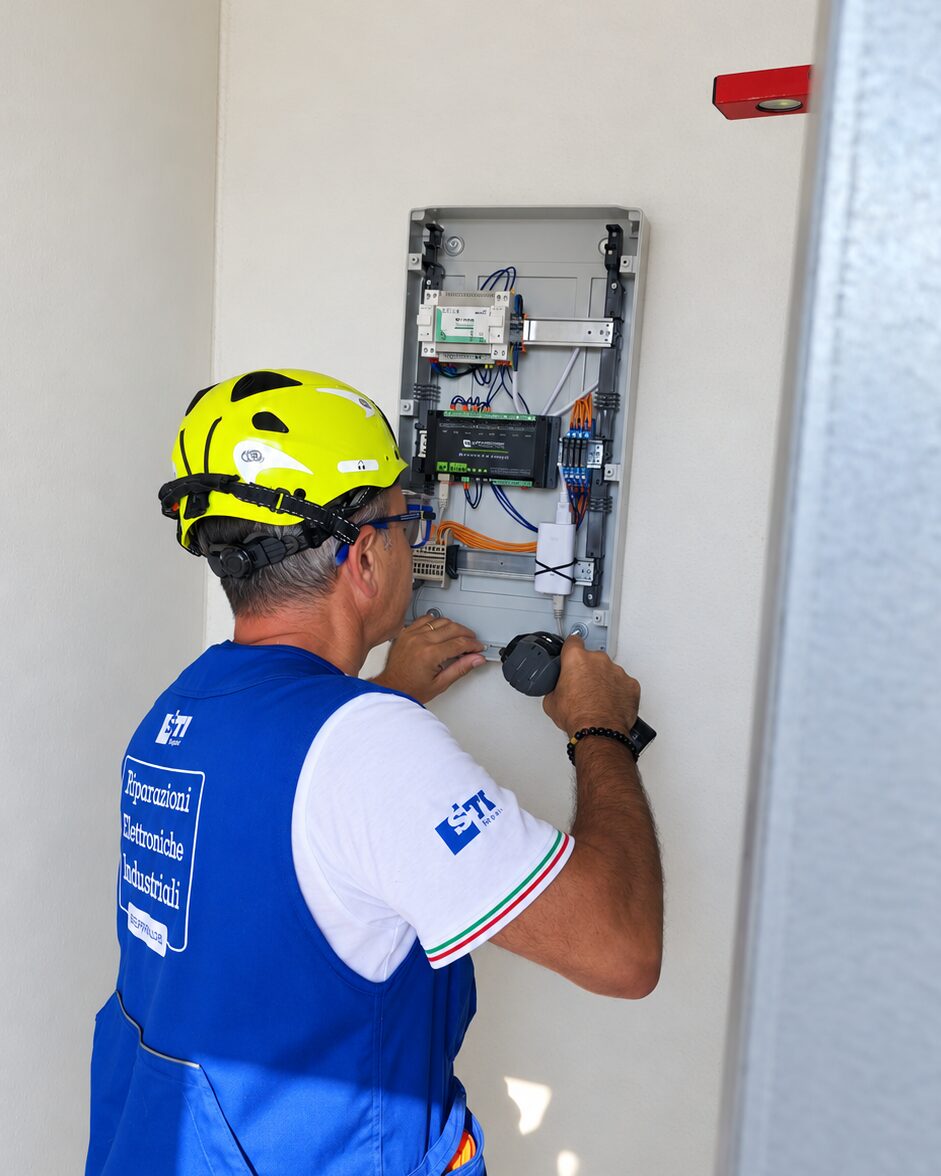 Tecnico STI Repair installa il quadro CCI a parete in cabina