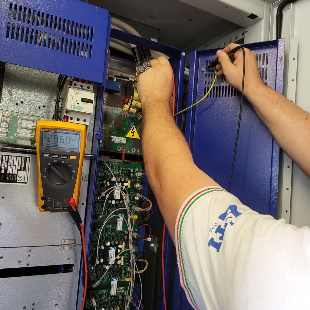 Tecnico STI Repair misura i circuiti di un inverter centralizzato in campo