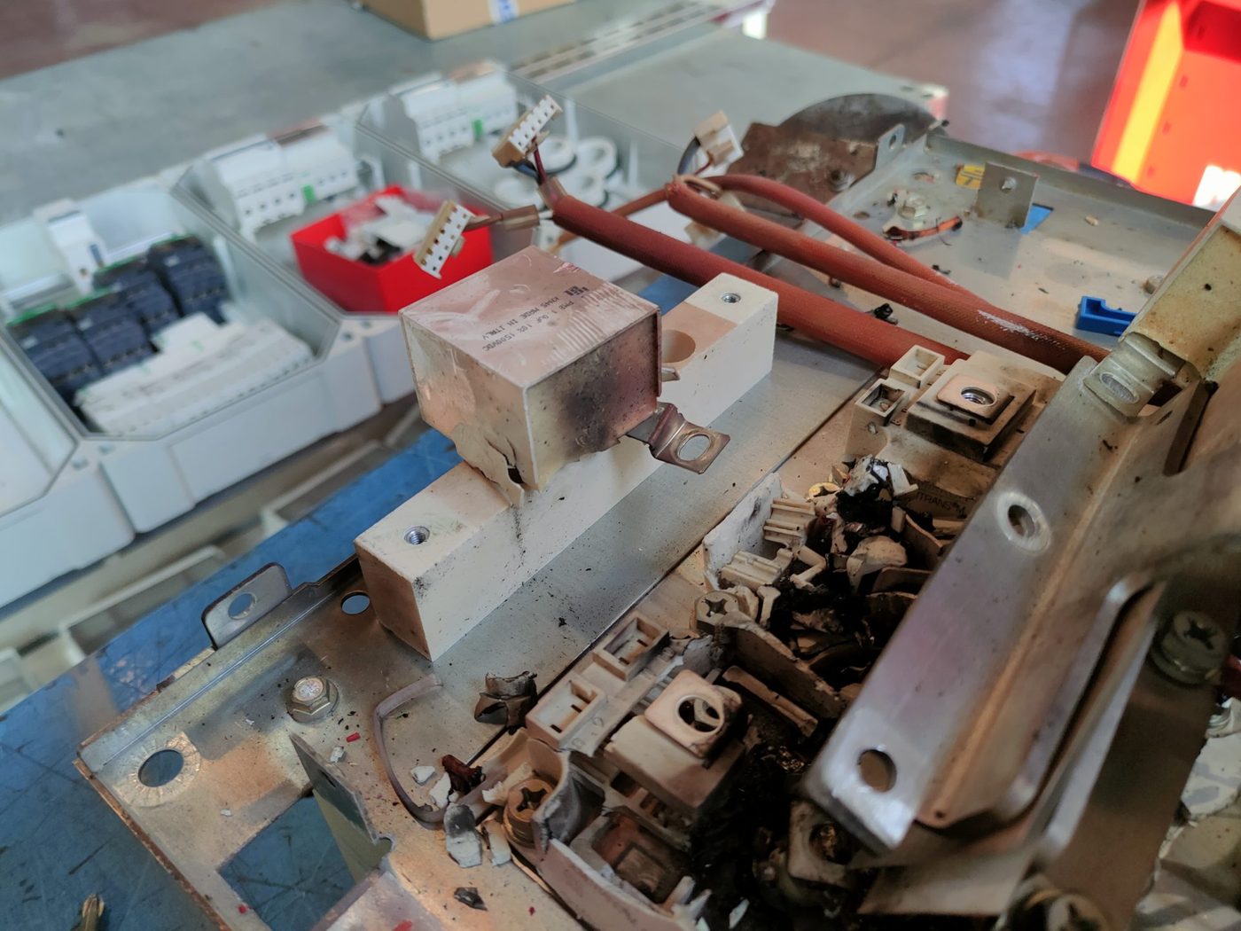 Inverter fotovoltaico centralizzato guasto: modulo IGBT esploso con barre annerite, in fase di diagnosi in laboratorio