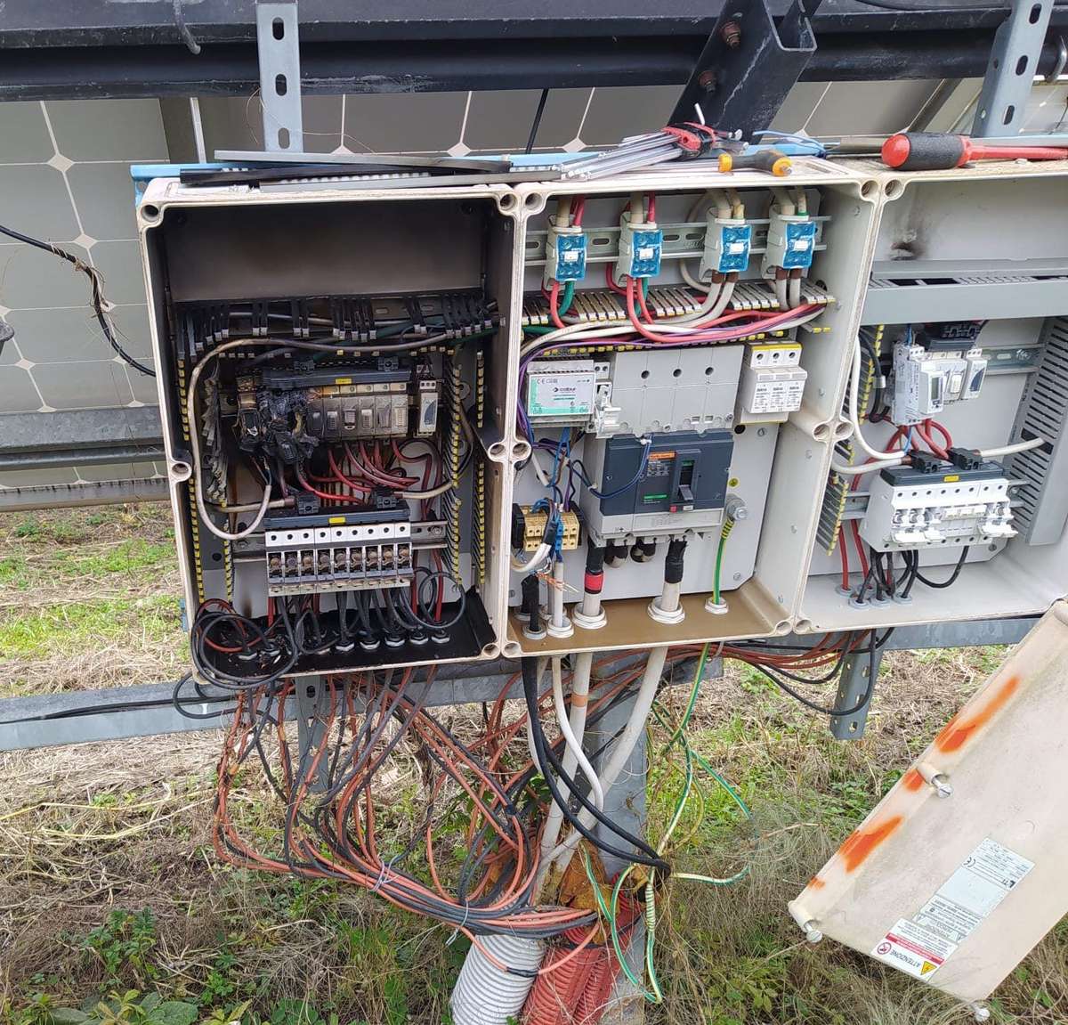 Quadro di campo di un impianto fotovoltaico aperto durante la manutenzione delle stringhe