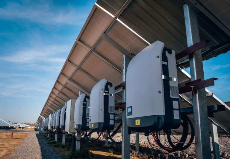 Inverter di stringa sotto le file di moduli di un impianto fotovoltaico a terra