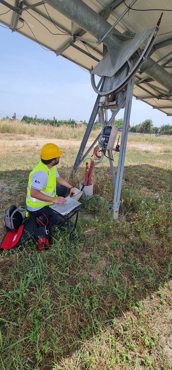 Tecnico al lavoro sotto un inseguitore fotovoltaico monoassiale