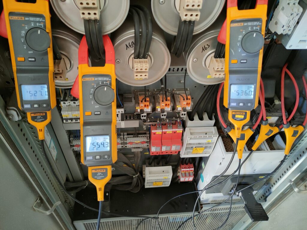 Pinze amperometriche in misura sui cavi di potenza di un inverter fotovoltaico centralizzato in cabina