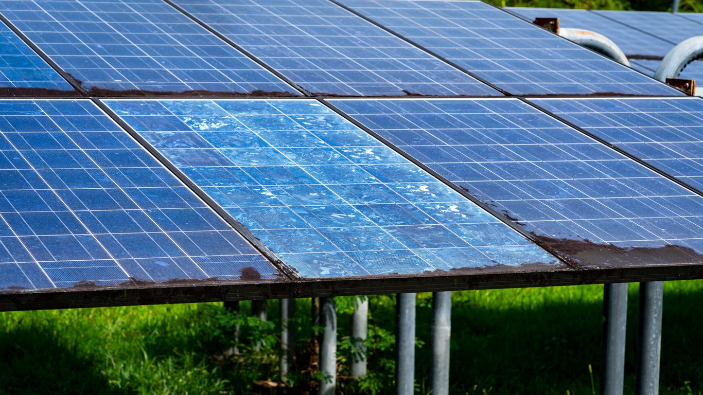 Moduli fotovoltaici degradati su struttura di sostegno arrugginita