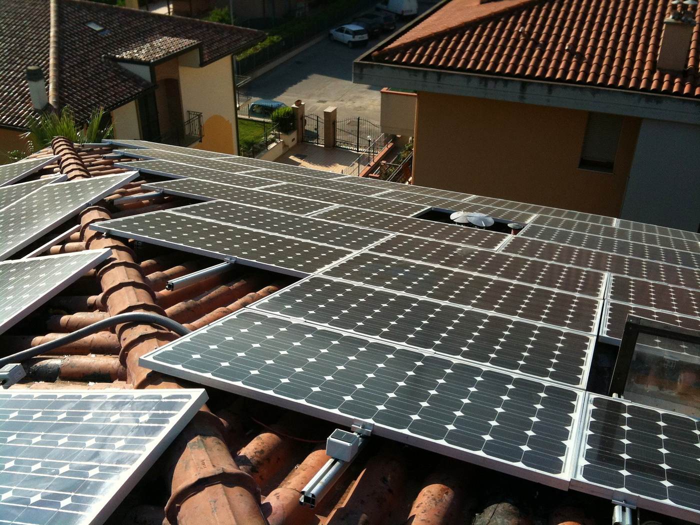 Moduli fotovoltaici che coprono displuvi, sfiati e lucernario di un tetto in coppi