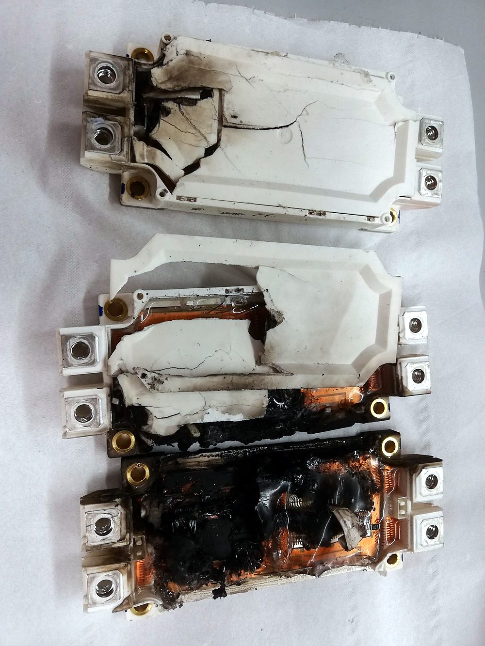 Moduli IGBT bruciati di un inverter fotovoltaico fermo