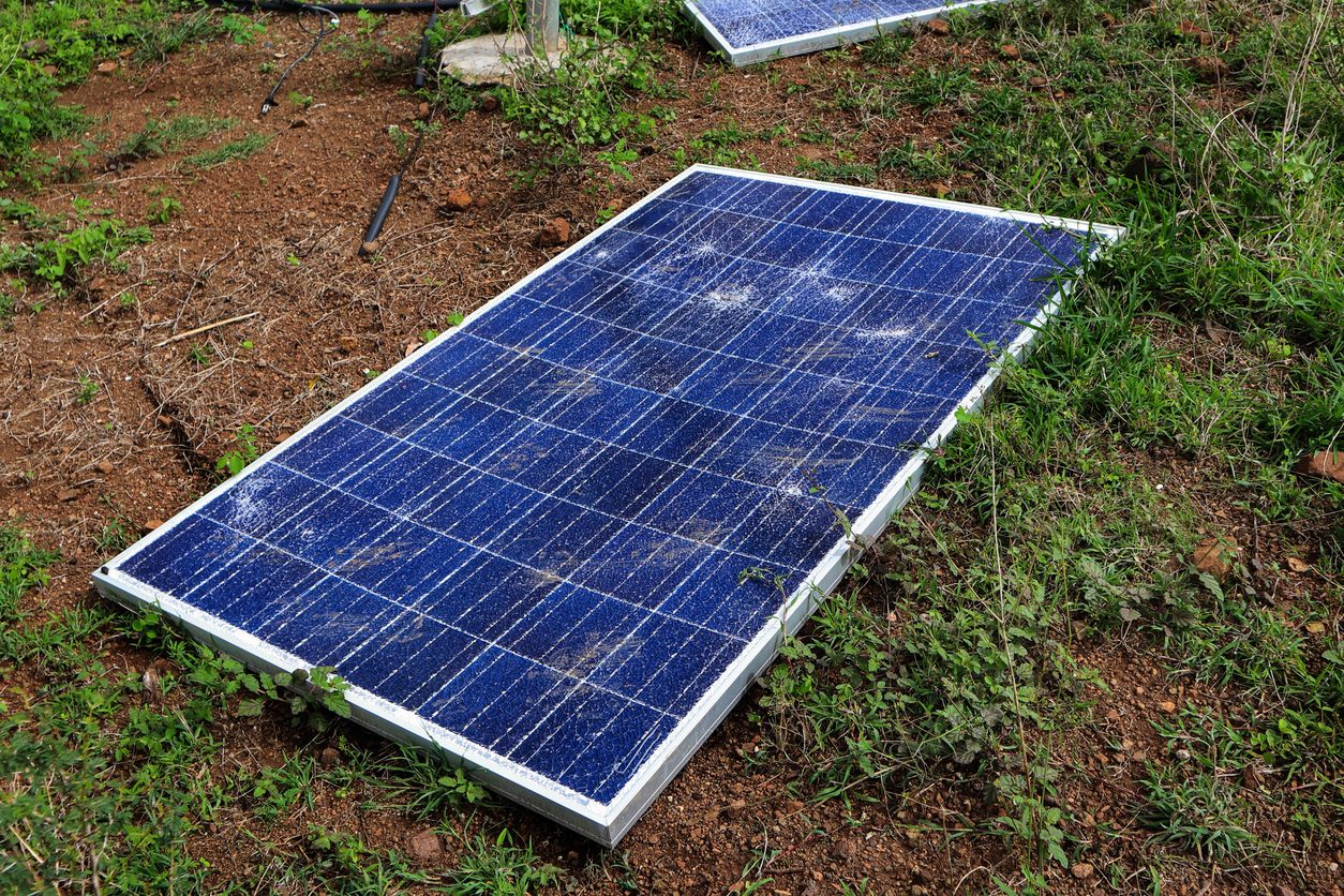Modulo fotovoltaico con vetro incrinato abbandonato a terra