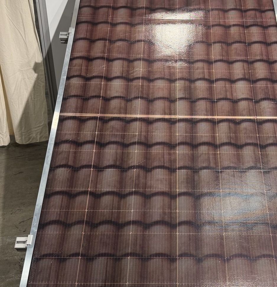 Modulo fotovoltaico con superficie effetto coppo per tetti di case di campagna e zone vincolate