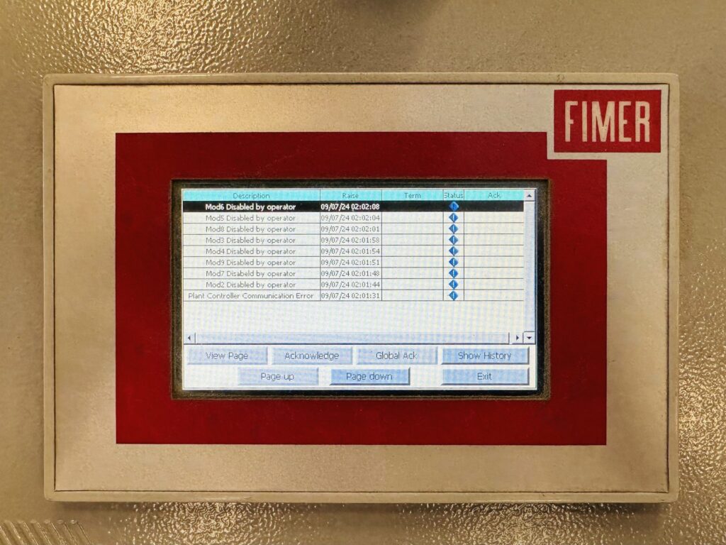 Display di un inverter fotovoltaico centralizzato con l'elenco degli allarmi, tra cui un errore di comunicazione con il controllore d'impianto