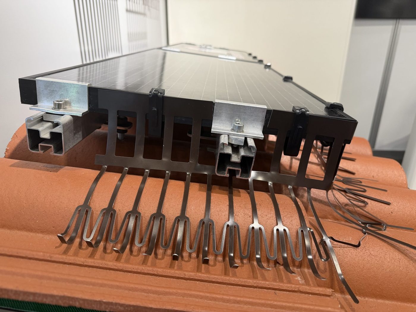 Barriera anti-piccioni a pettine con clip sul profilo del modulo fotovoltaico e morsetti della struttura