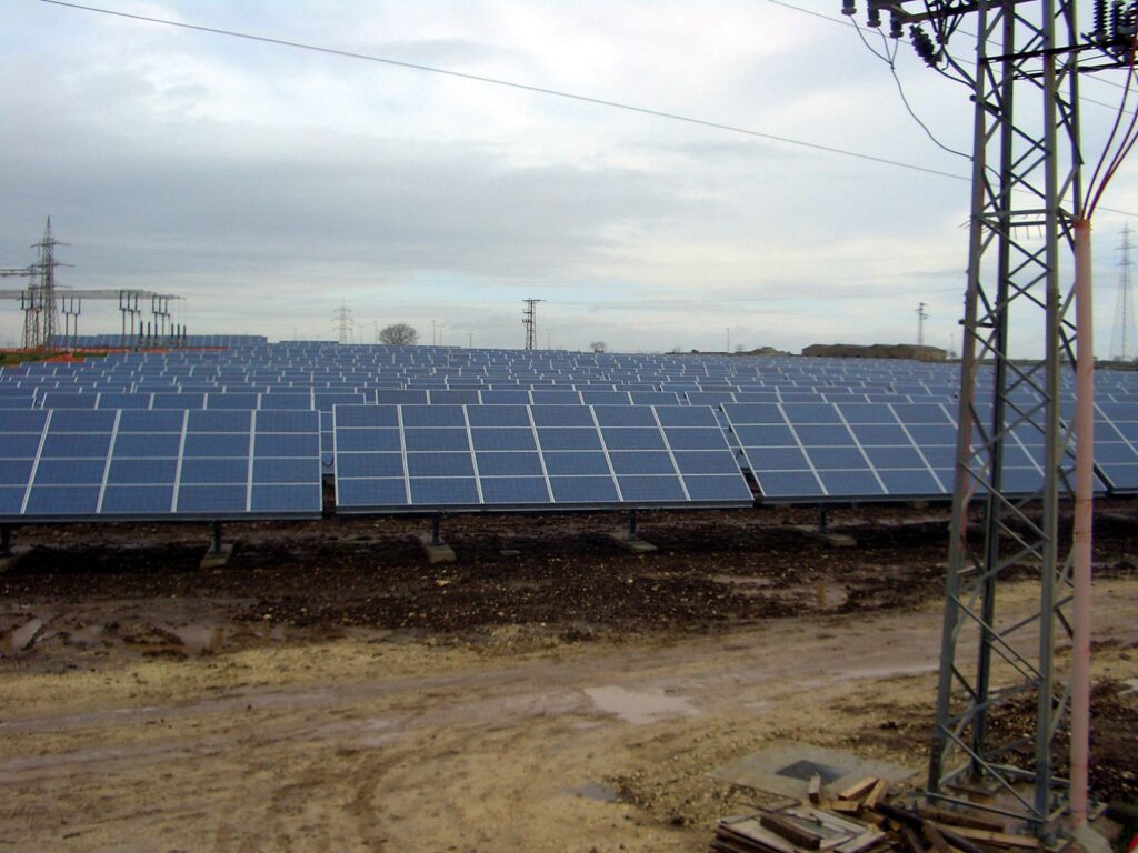 Impianto fotovoltaico a terra accanto a una linea di alta tensione
