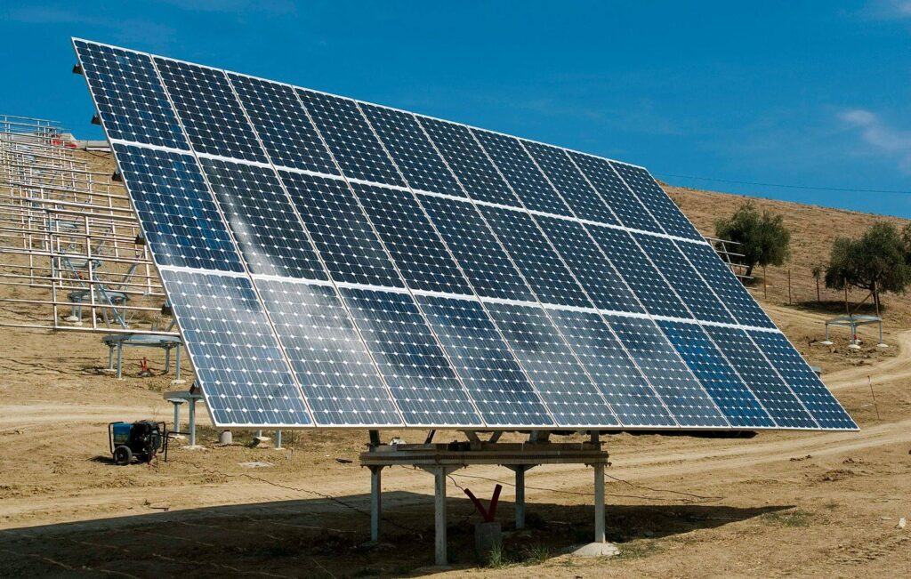 Impianto fotovoltaico a terra con inseguitore solare
