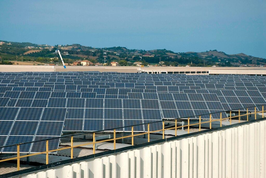 Grande impianto fotovoltaico su copertura con file di moduli