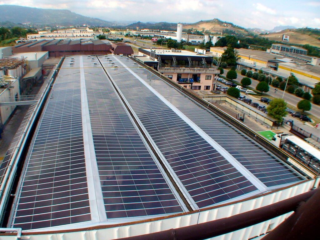 Capannoni industriali con impianti fotovoltaici in copertura visti dall'alto