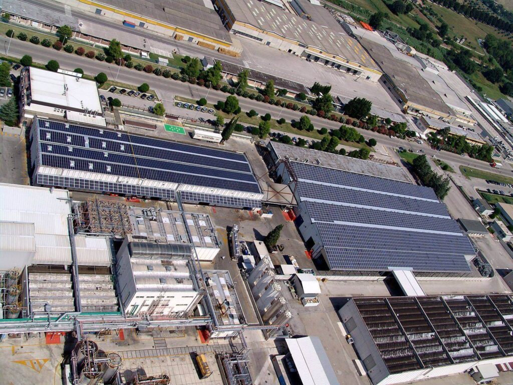 Coperture industriali con impianti fotovoltaici viste dall'alto