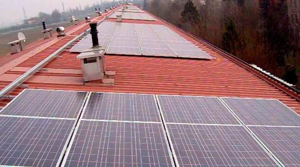 Moduli fotovoltaici policristallini di prima generazione su tetto a coppi