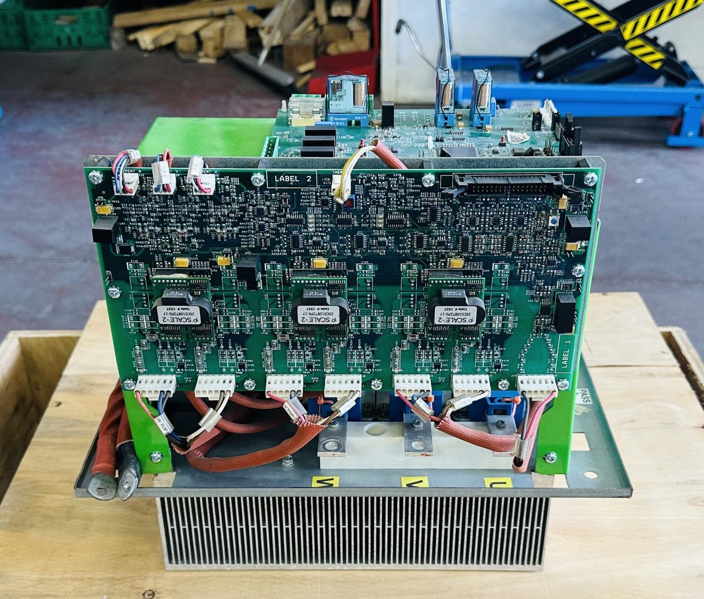 Stack di potenza di un inverter fotovoltaico rigenerato, con scheda di comando e dissipatore puliti, pronto per il collaudo