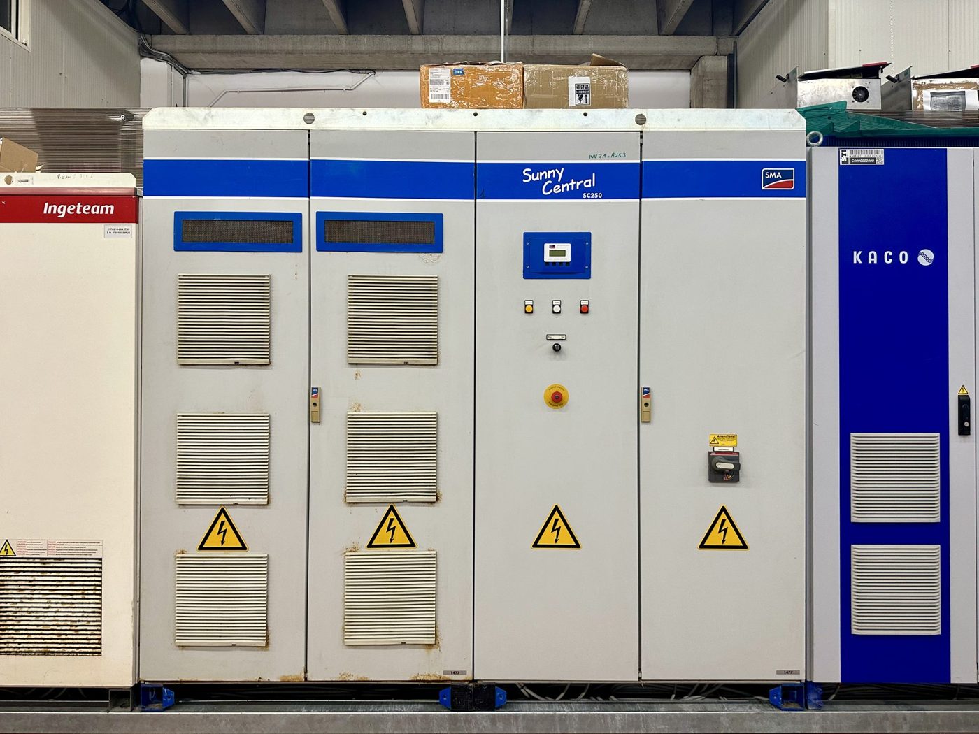 Armadi di inverter fotovoltaici centralizzati di marche diverse in laboratorio per riparazione e rigenerazione