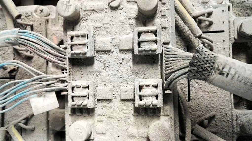 La stessa scheda di inverter coperta di polvere prima della rigenerazione