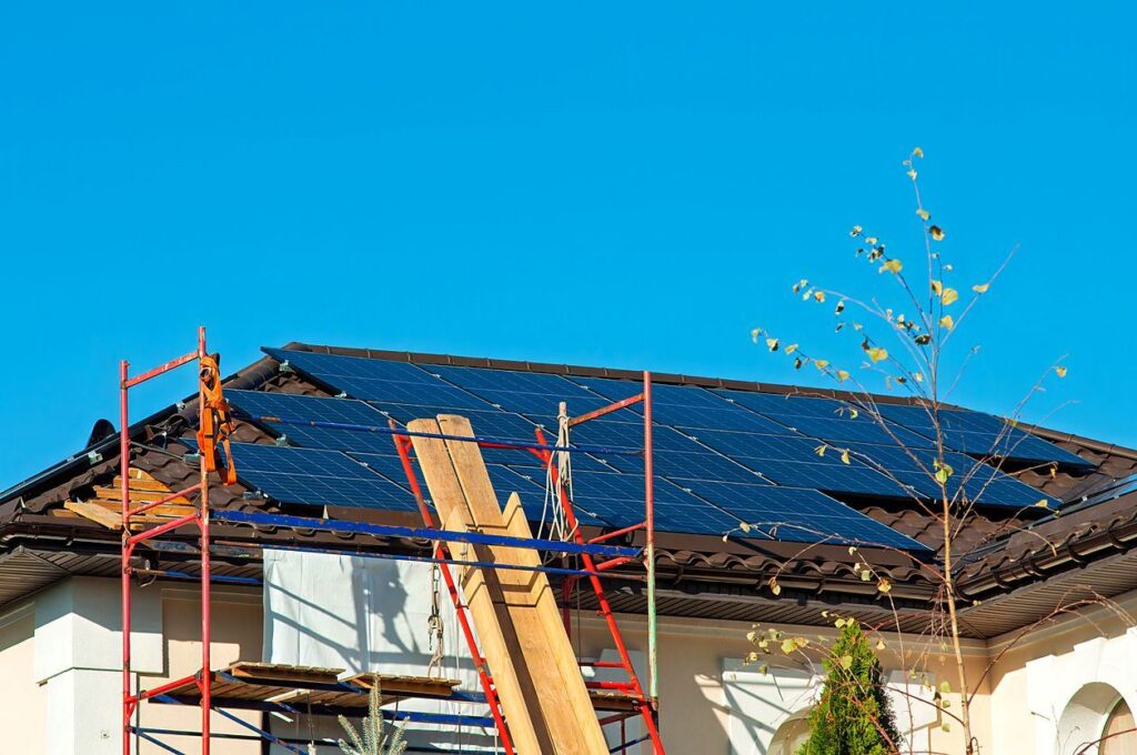Cantiere con ponteggio per il rifacimento dell'impianto fotovoltaico su un tetto