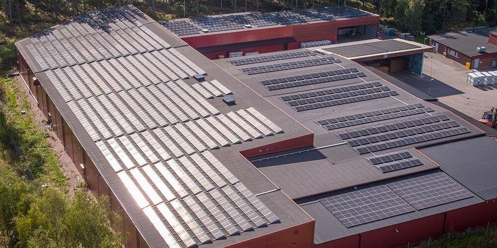 Vista aerea di un impianto fotovoltaico su una grande copertura industriale