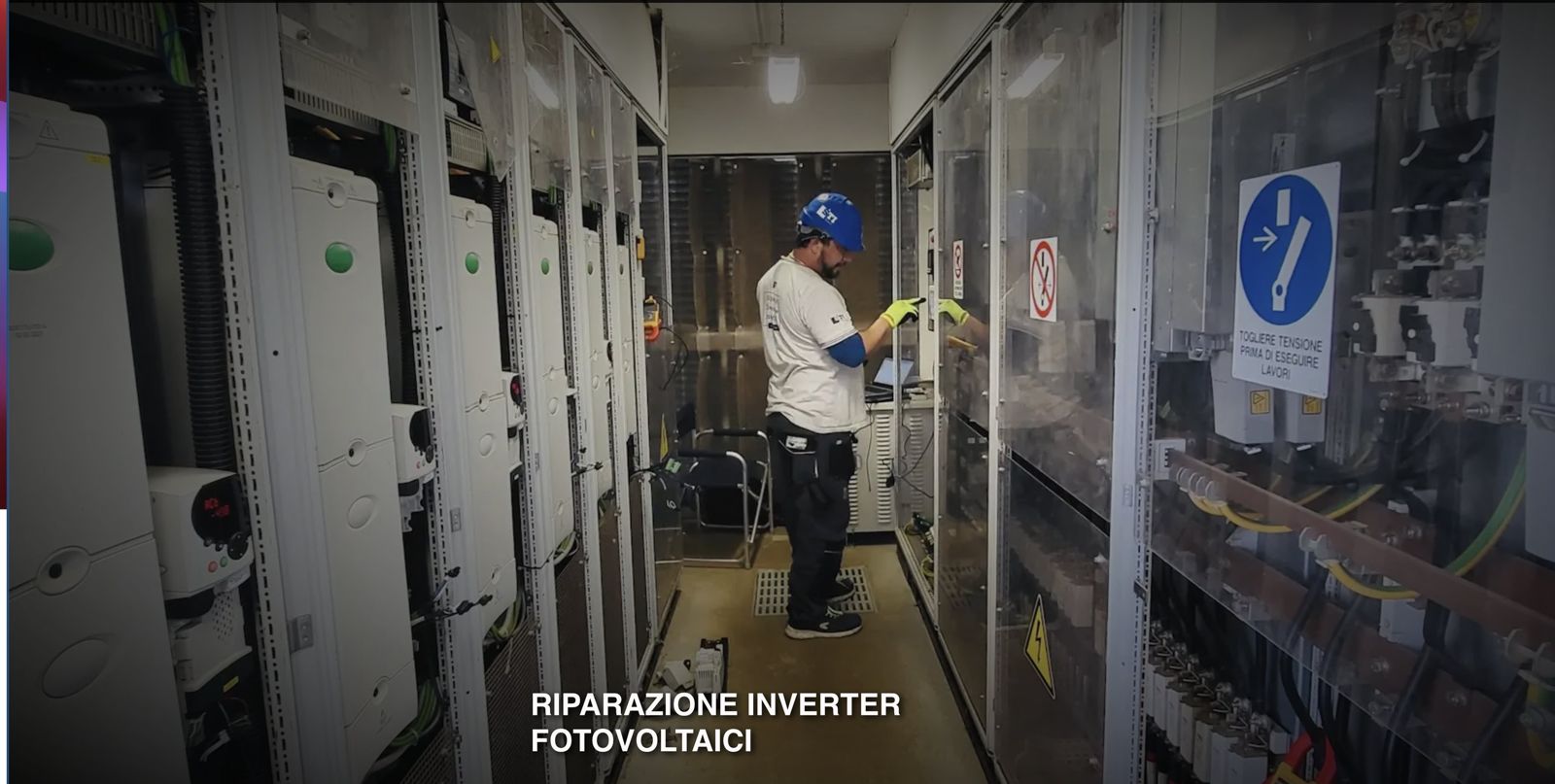 Tecnico STI Repair durante la riparazione di inverter fotovoltaici in impianto
