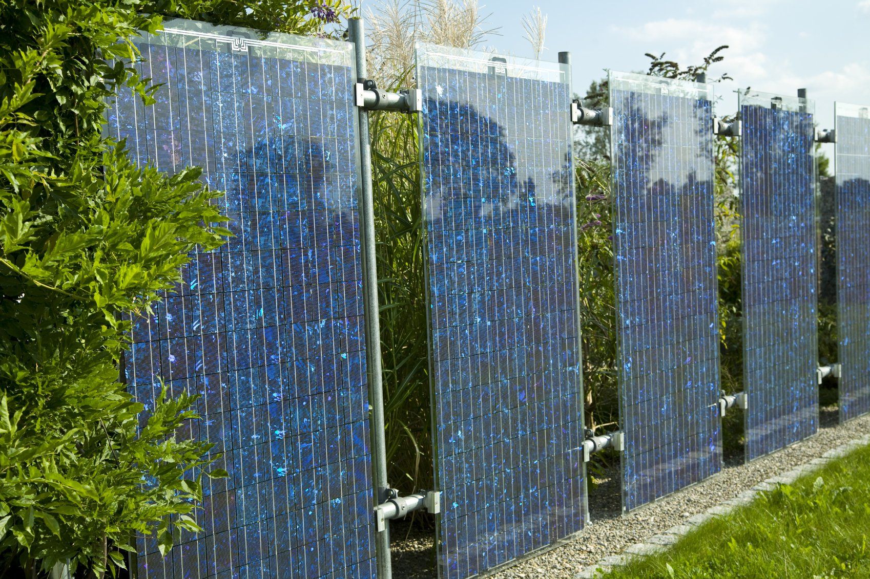 Moduli fotovoltaici bifacciali installati in verticale